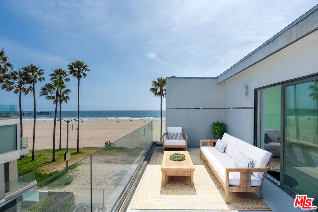 2419 Ocean Front Walk Property Photo 10