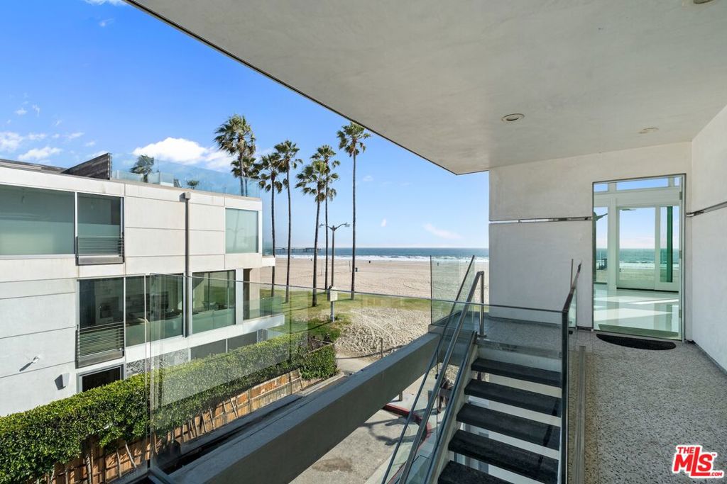 2419 Ocean Front Walk Property Photo 16