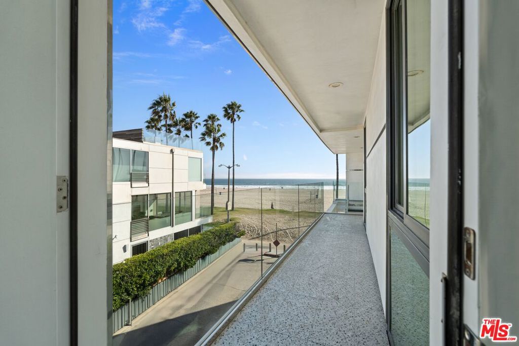 2419 Ocean Front Walk Property Photo 17