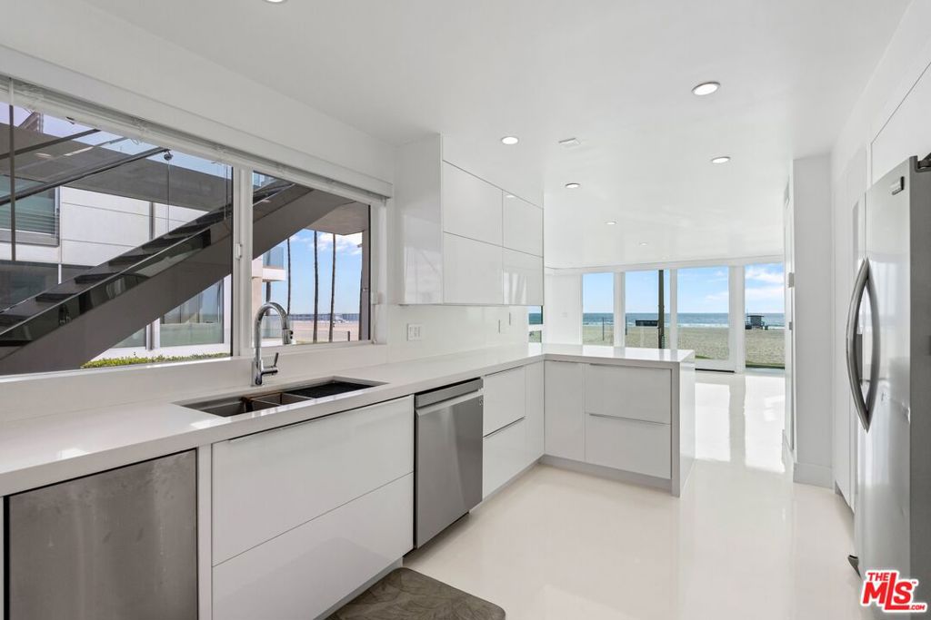 2419 Ocean Front Walk Property Photo 25