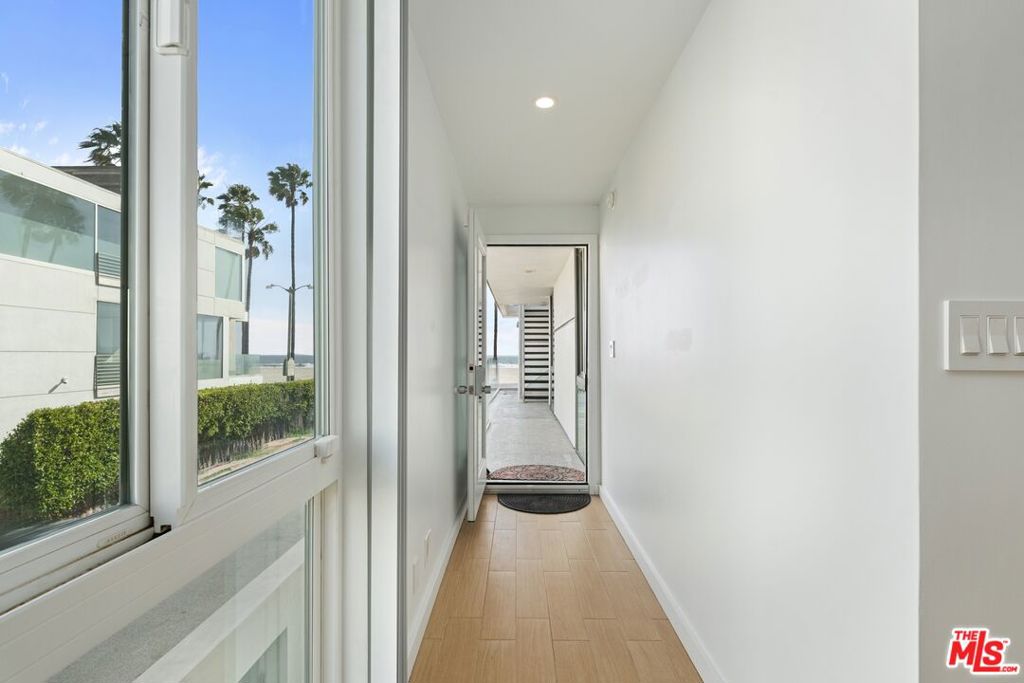 2419 Ocean Front Walk Property Photo 31