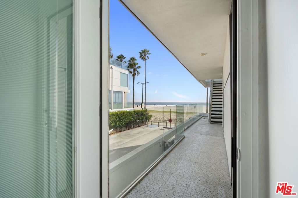 2419 Ocean Front Walk Property Photo 32