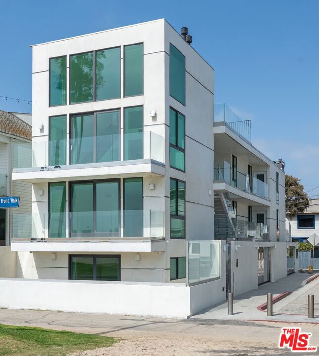2419 Ocean Front Walk Property Photo 44
