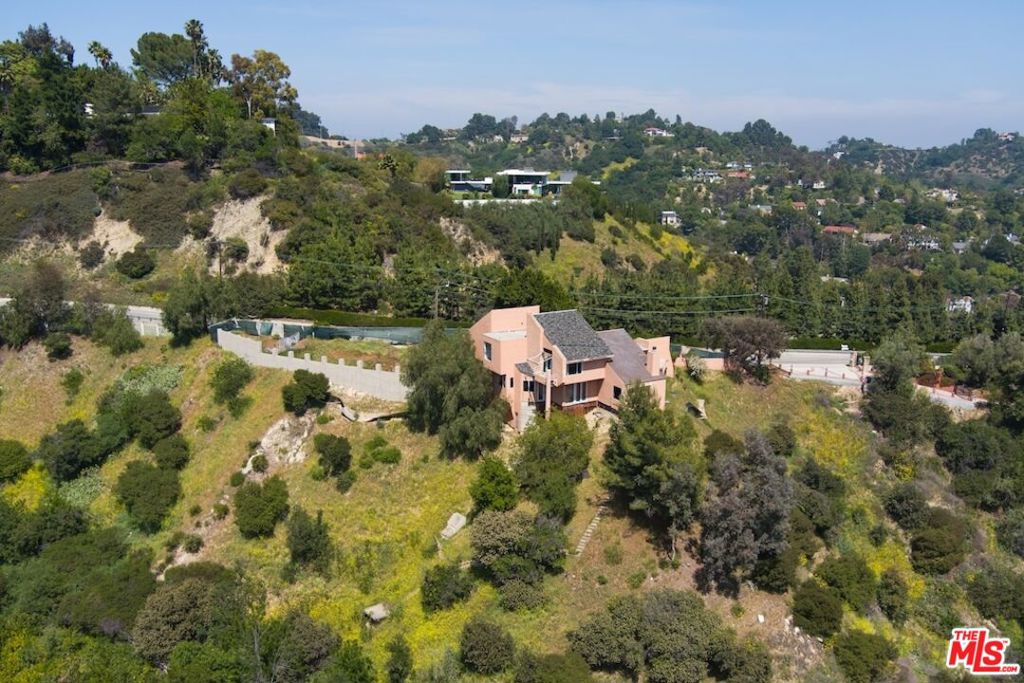 3025 Benedict Canyon Drive Property Photo 4
