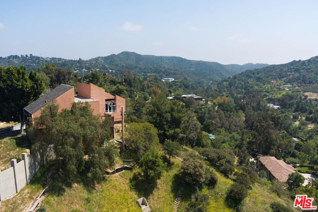 3025 Benedict Canyon Drive Property Photo 5