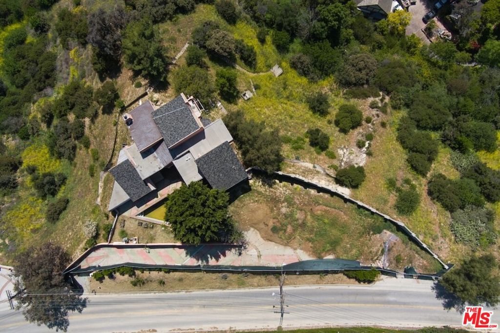 3025 Benedict Canyon Drive Property Photo 7