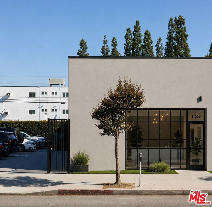 11059 Ventura Boulevard Property Photo 1
