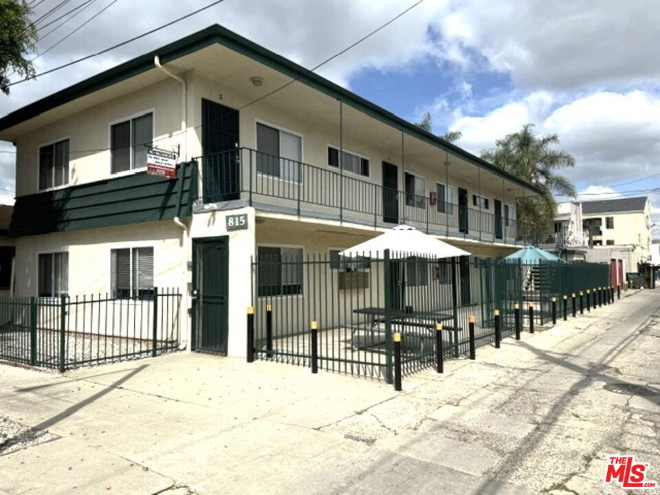 815 E 9th Street Property Photo 4