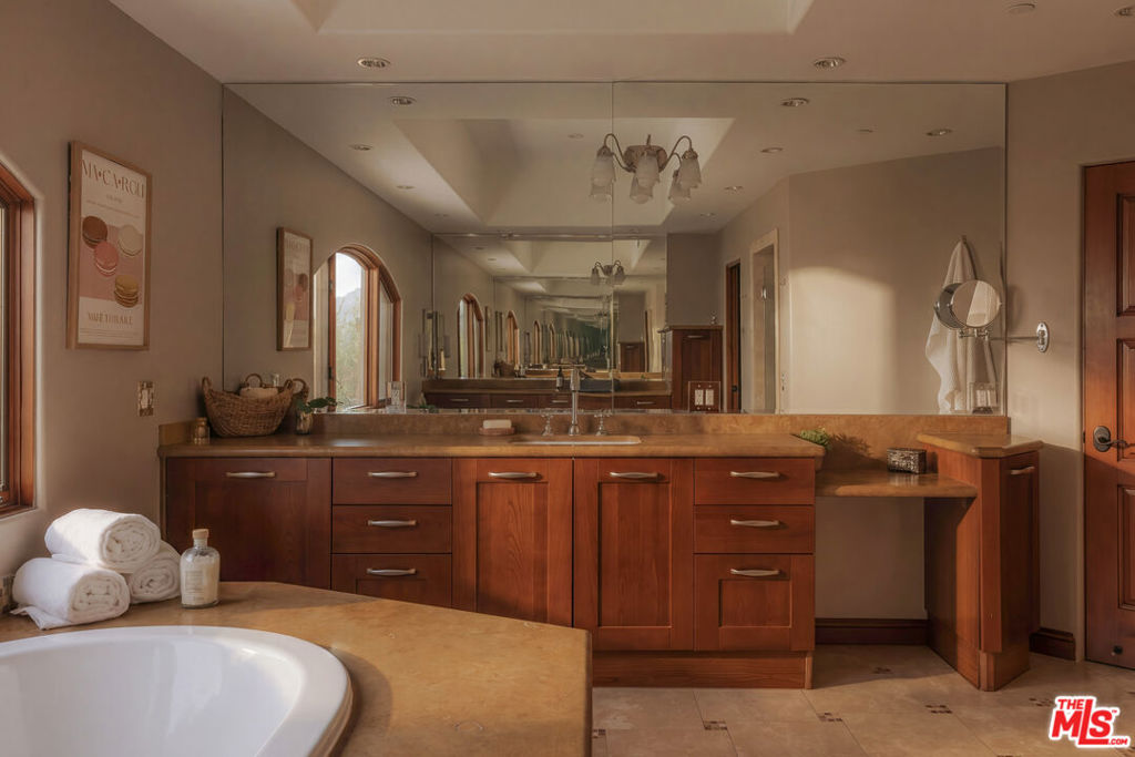 24410 Mulholland Highway Property Photo 15