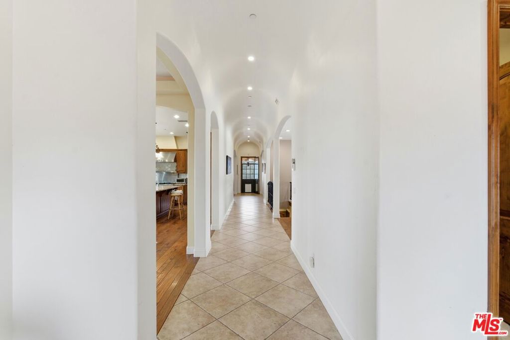 10825 Pacific View Drive Property Photo 8