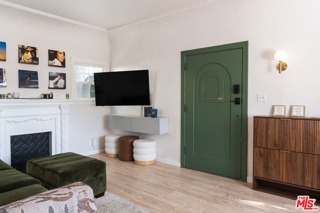 2209 N Gower Street Property Photo 6