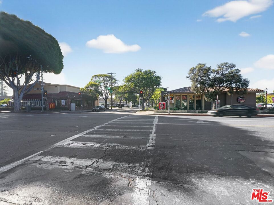 102 N Milpas Street Property Photo 7