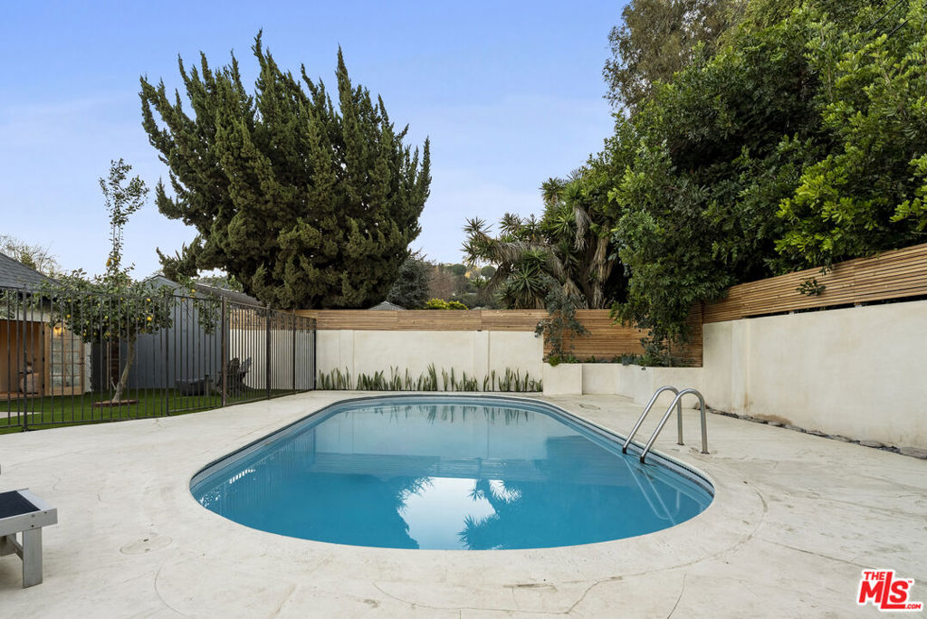 3841 S Redondo Boulevard Property Photo 20