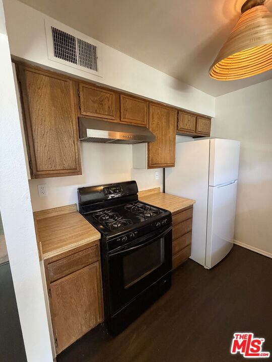 8221 Langdon Avenue 204 Property Photo 6