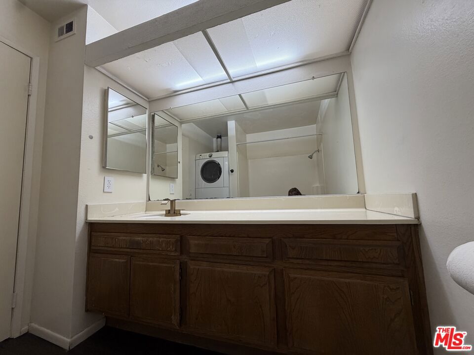 8221 Langdon Avenue 204 Property Photo 9