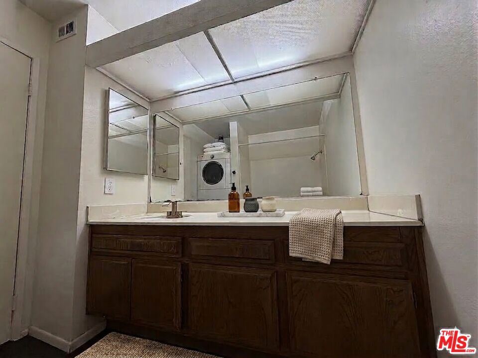 8221 Langdon Avenue 204 Property Photo 27