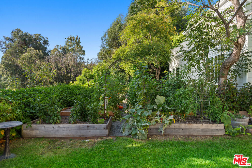 491 N Tigertail Road Property Photo 26
