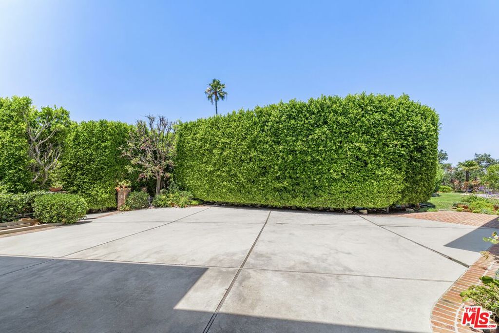 1612 Stradella Road Property Photo 3