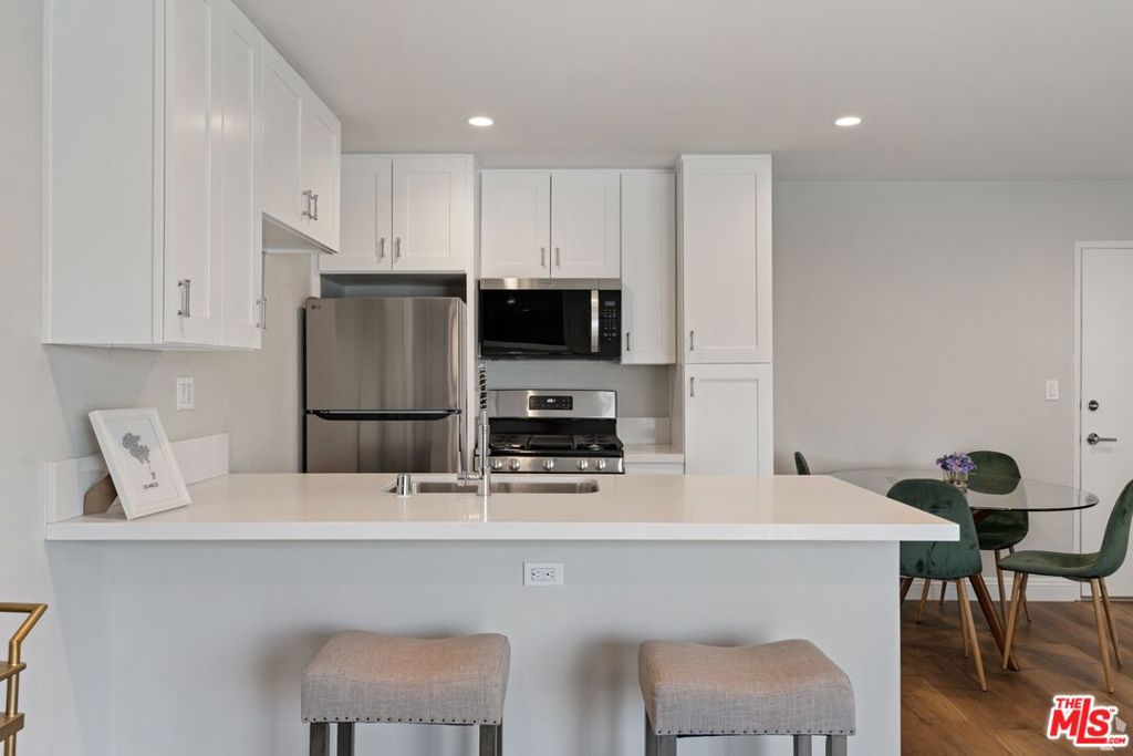 257 S Manhattan Place #12 Property Photo 2