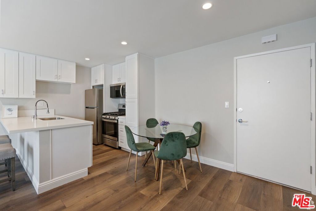 257 S Manhattan Place #12 Property Photo 3
