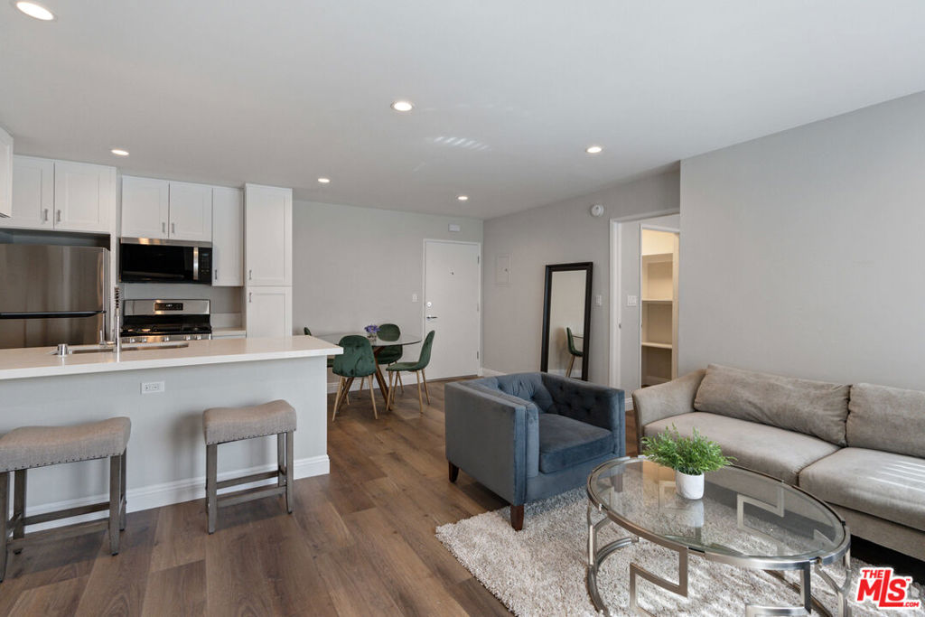 257 S Manhattan Place #12 Property Photo 6