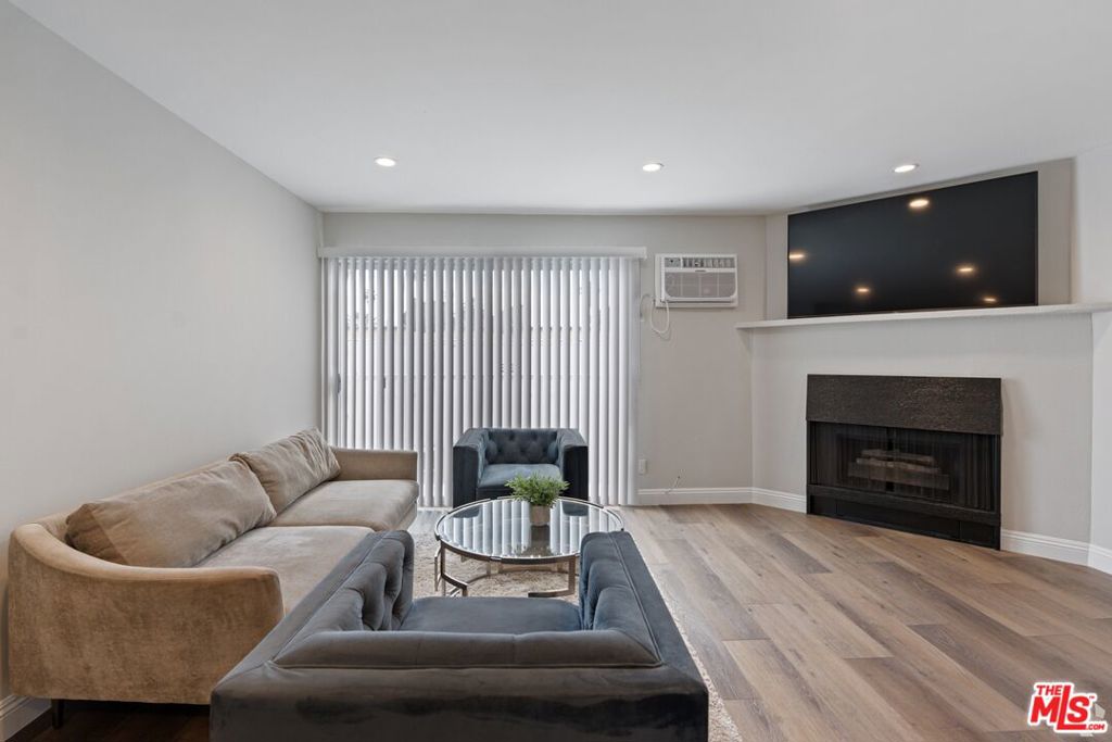 257 S Manhattan Place #12 Property Photo 7