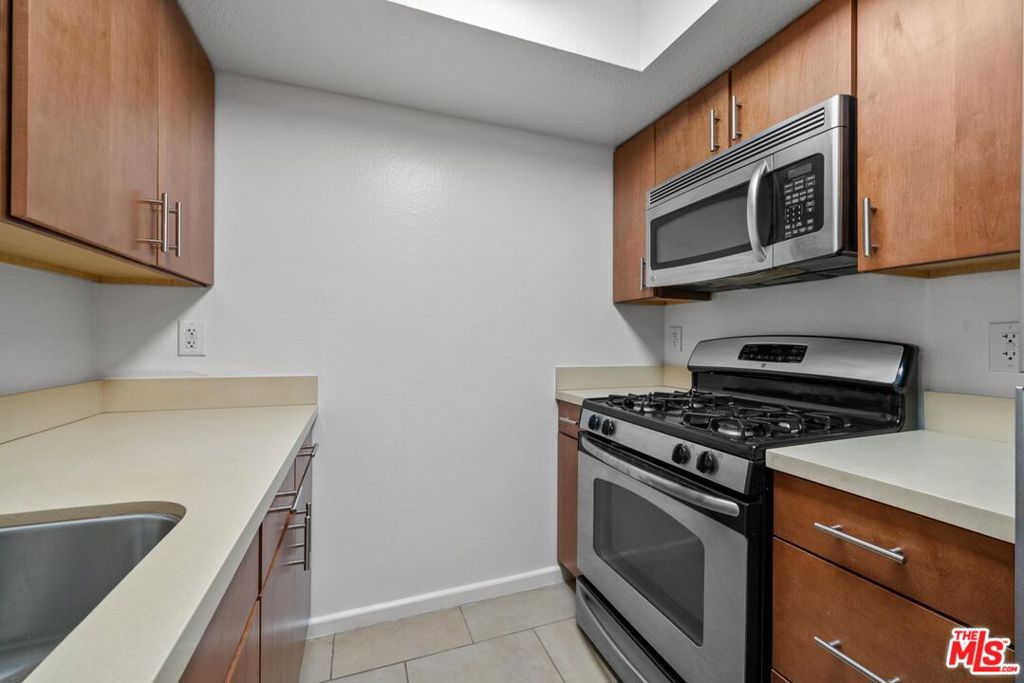 345 S Alexandria Avenue 304 Property Photo 7