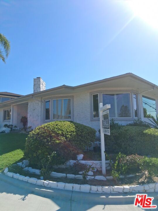 5424 S Sherbourne Drive Property Photo 2