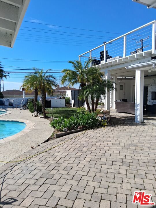 5424 S Sherbourne Drive Property Photo 9