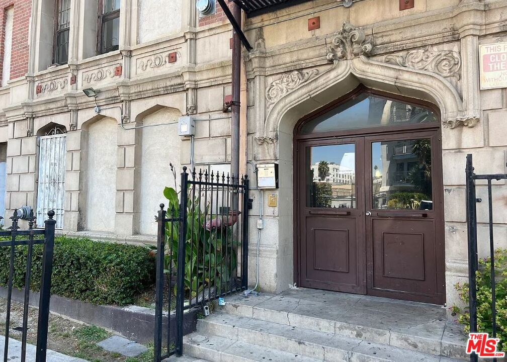 526 S Oxford Avenue 100 Property Photo 2
