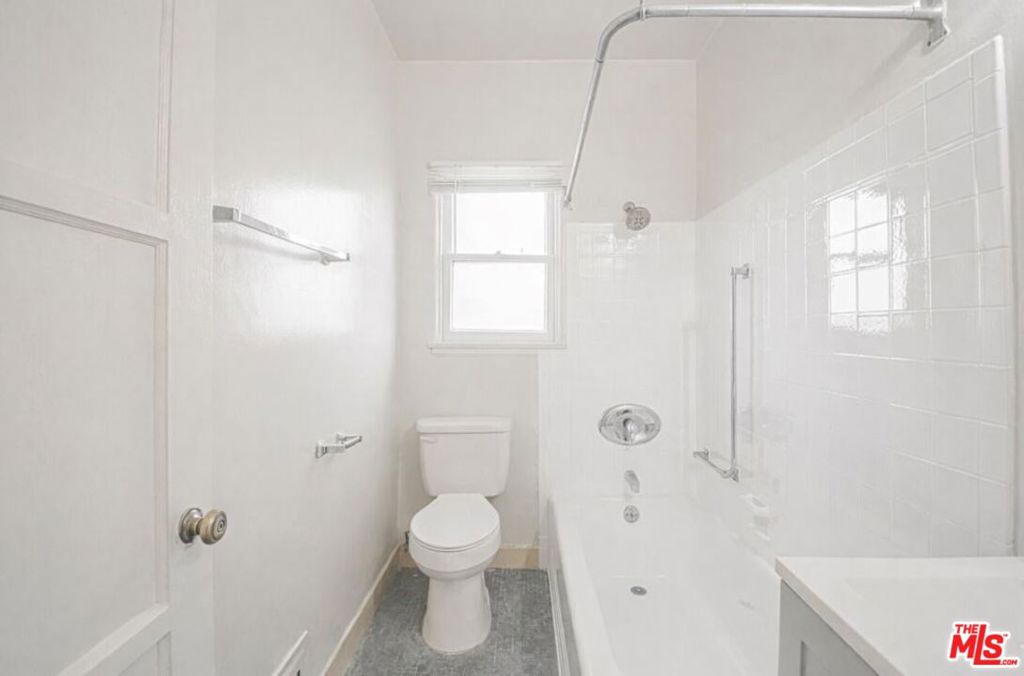 526 S Oxford Avenue 100 Property Photo 5