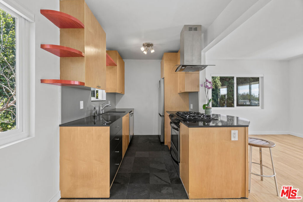 631 Pier Avenue Property Photo 3