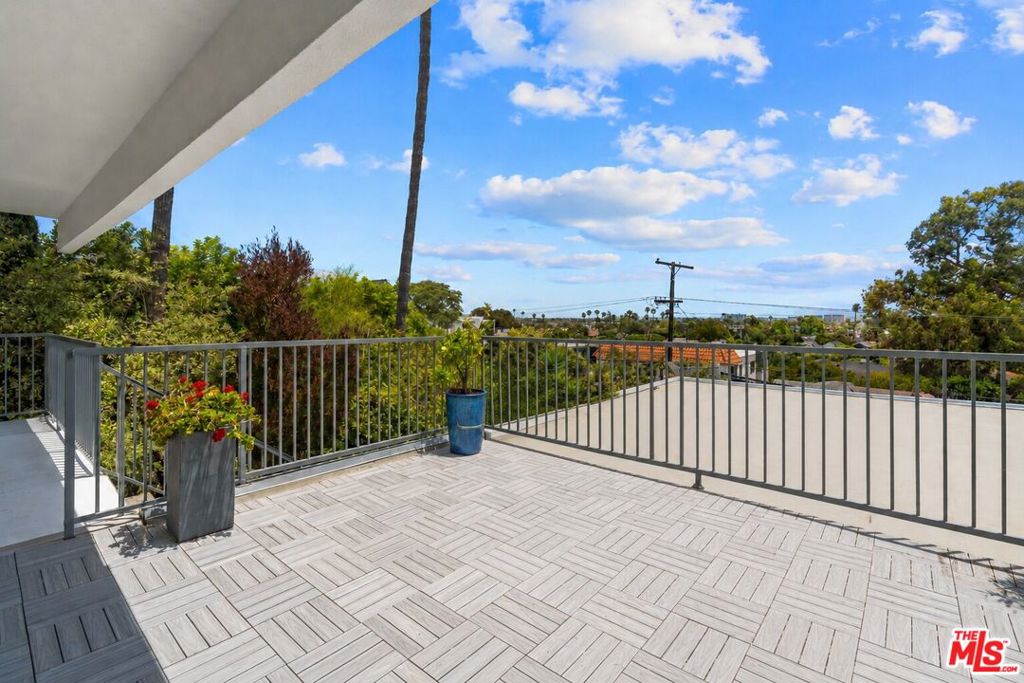 631 Pier Avenue Property Photo 4