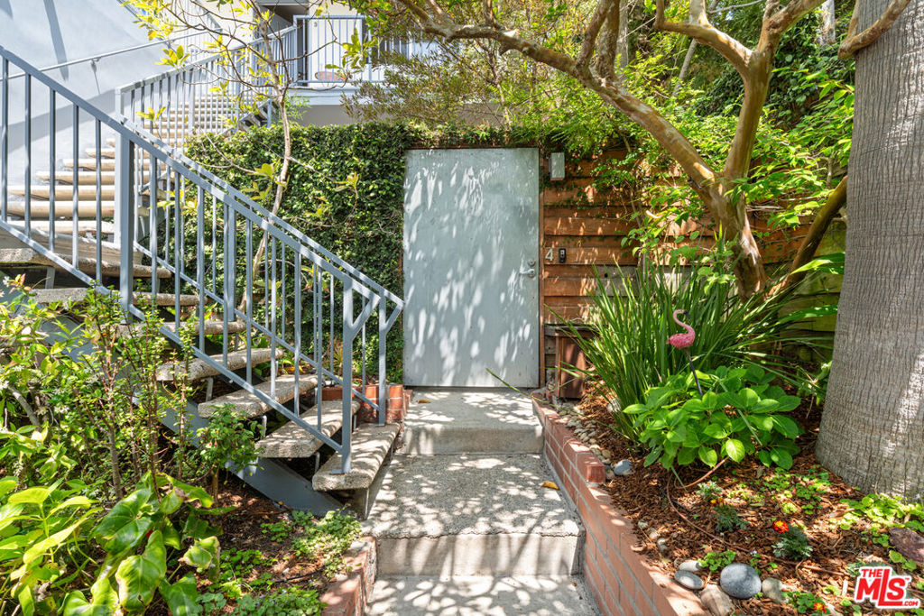 631 Pier Avenue Property Photo 11