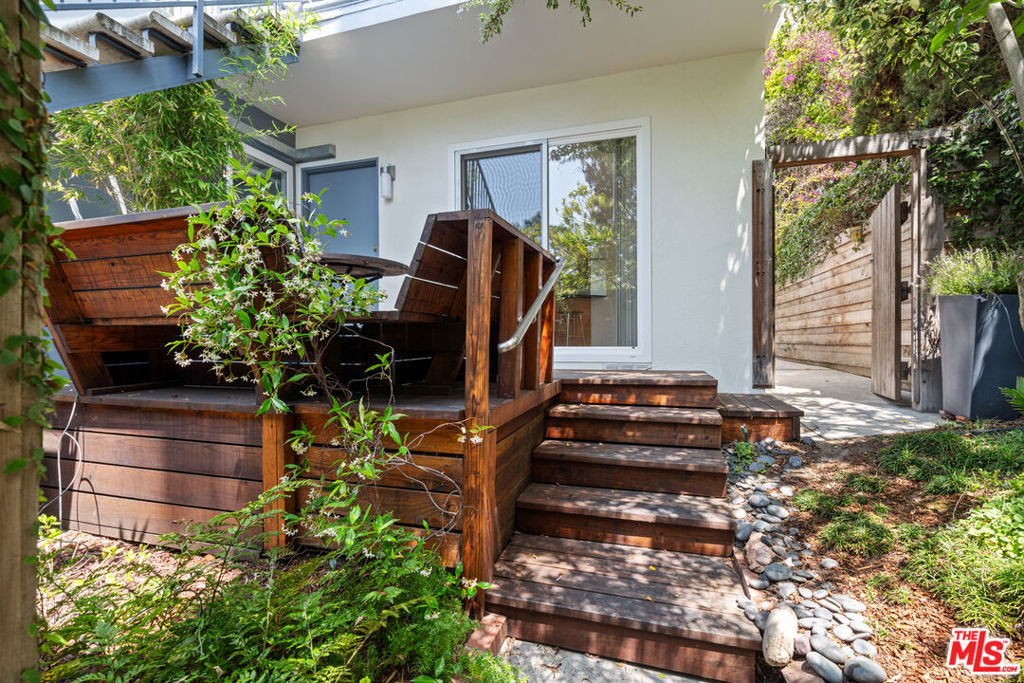 631 Pier Avenue Property Photo 12