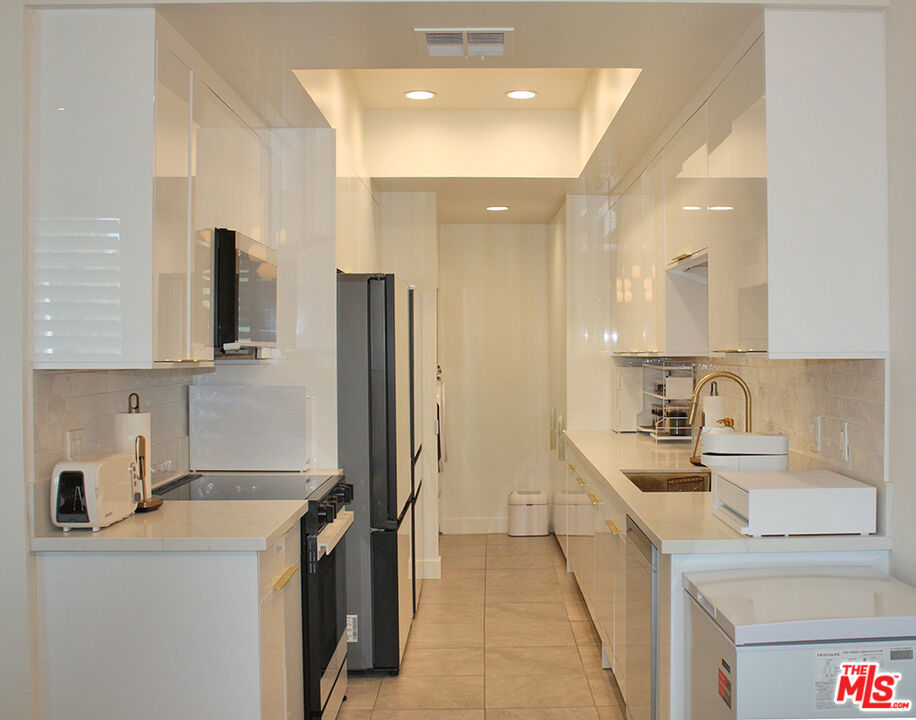 2175 S Beverly Glen Boulevard 302 Property Photo 5
