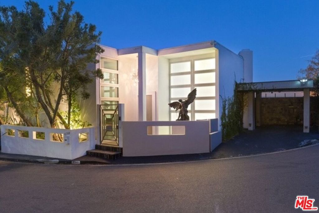 8380 Hollywood Property Photo 2