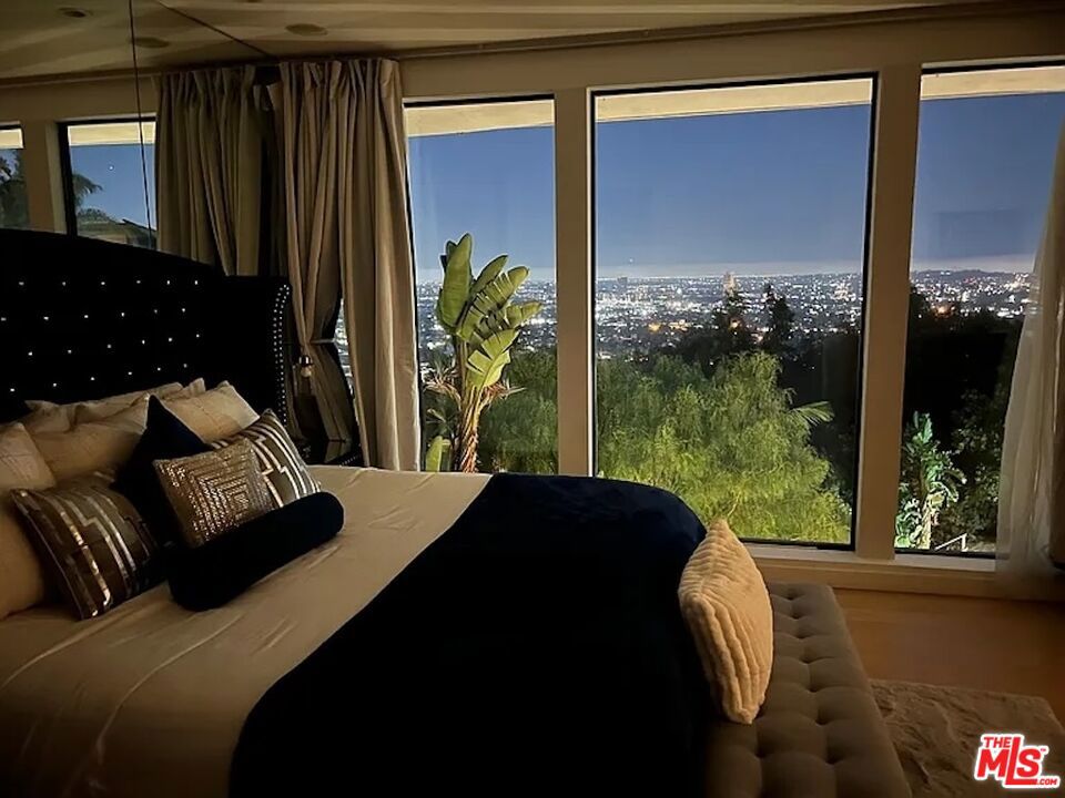 8380 Hollywood Property Photo 3
