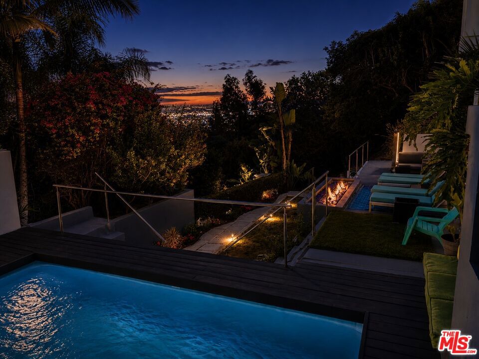 8380 Hollywood Property Photo 4