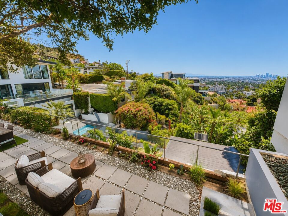 8380 Hollywood Property Photo 8