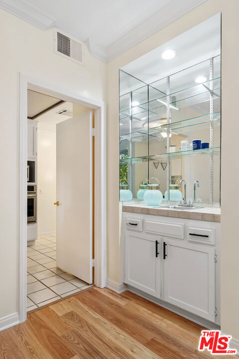 1375 Kelton Avenue 104 Property Photo 10