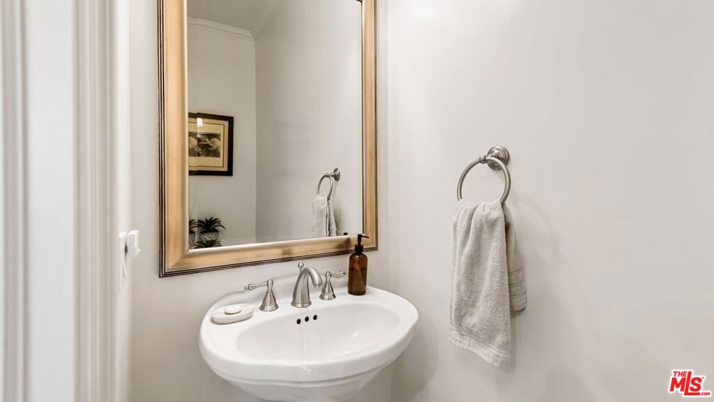 11582 Moorpark Street 104 Property Photo 12