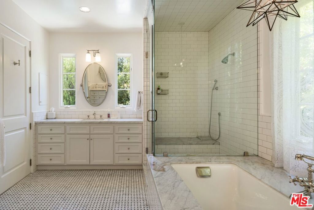 5425 Encino Avenue Property Photo 14