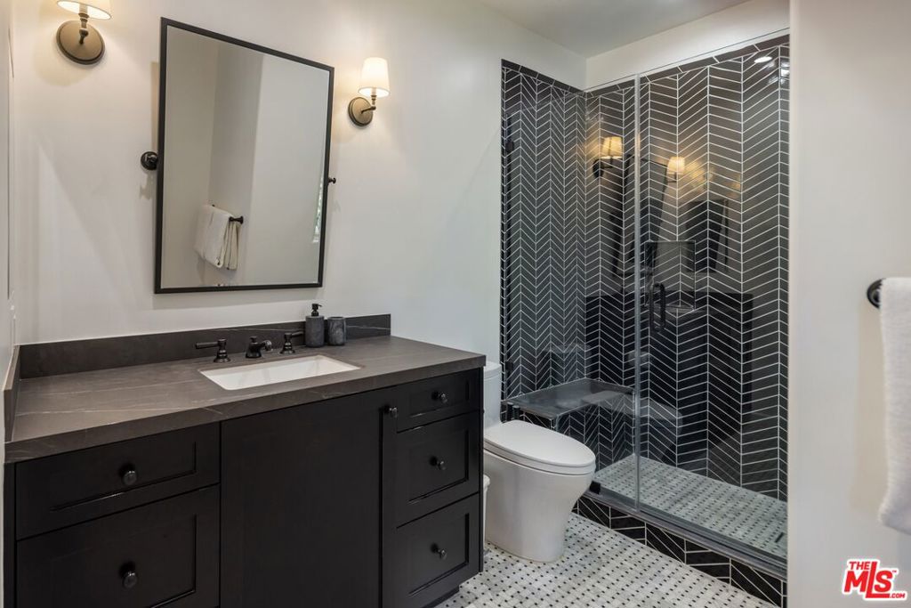 5425 Encino Avenue Property Photo 18