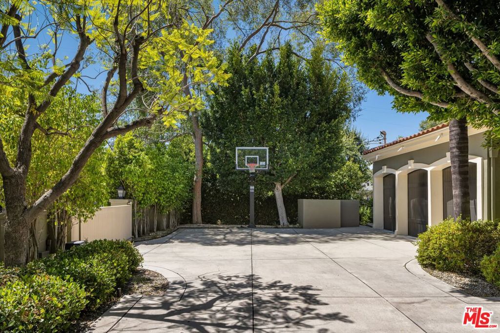 5425 Encino Avenue Property Photo 22