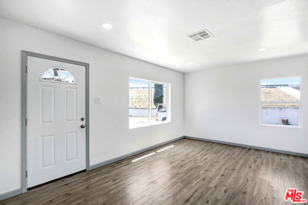 1851 W 23rd Street Property Photo 5