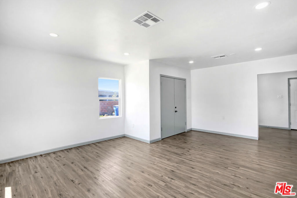 1851 W 23rd Street Property Photo 6