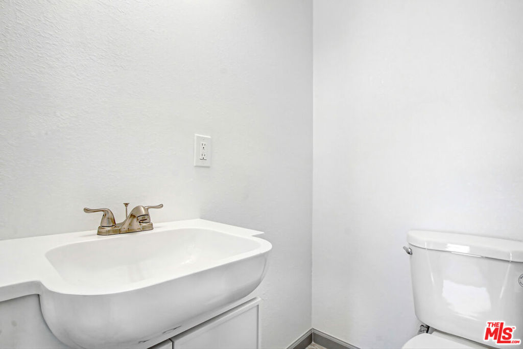 1851 W 23rd Street Property Photo 15