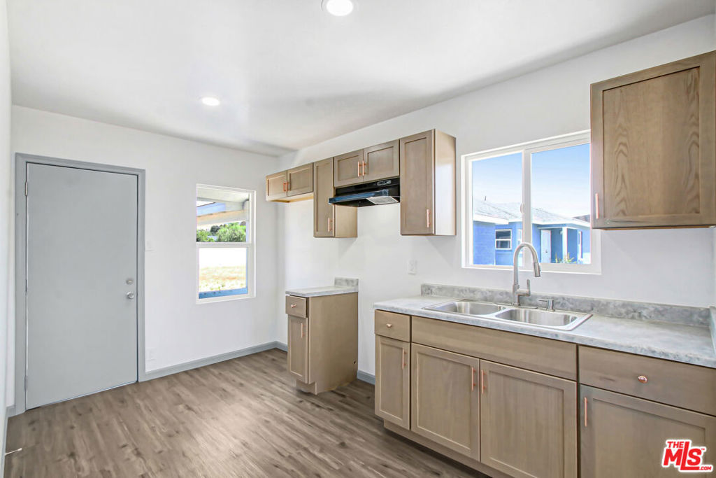 1851 W 23rd Street Property Photo 19