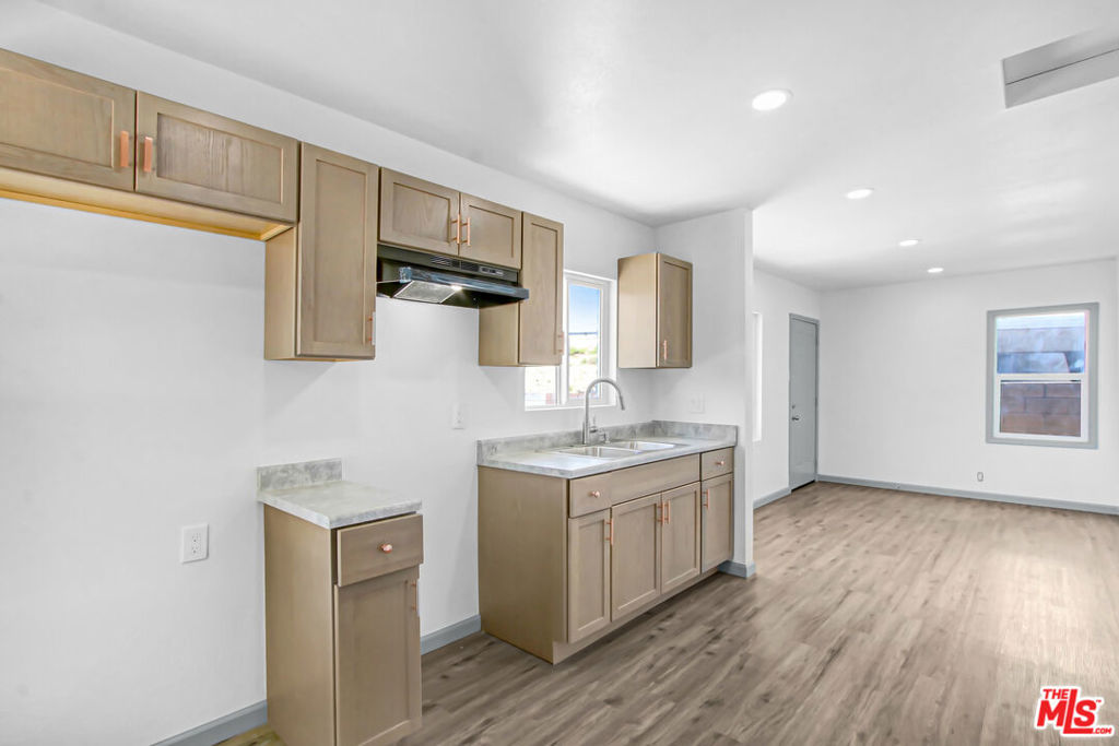 1851 W 23rd Street Property Photo 20